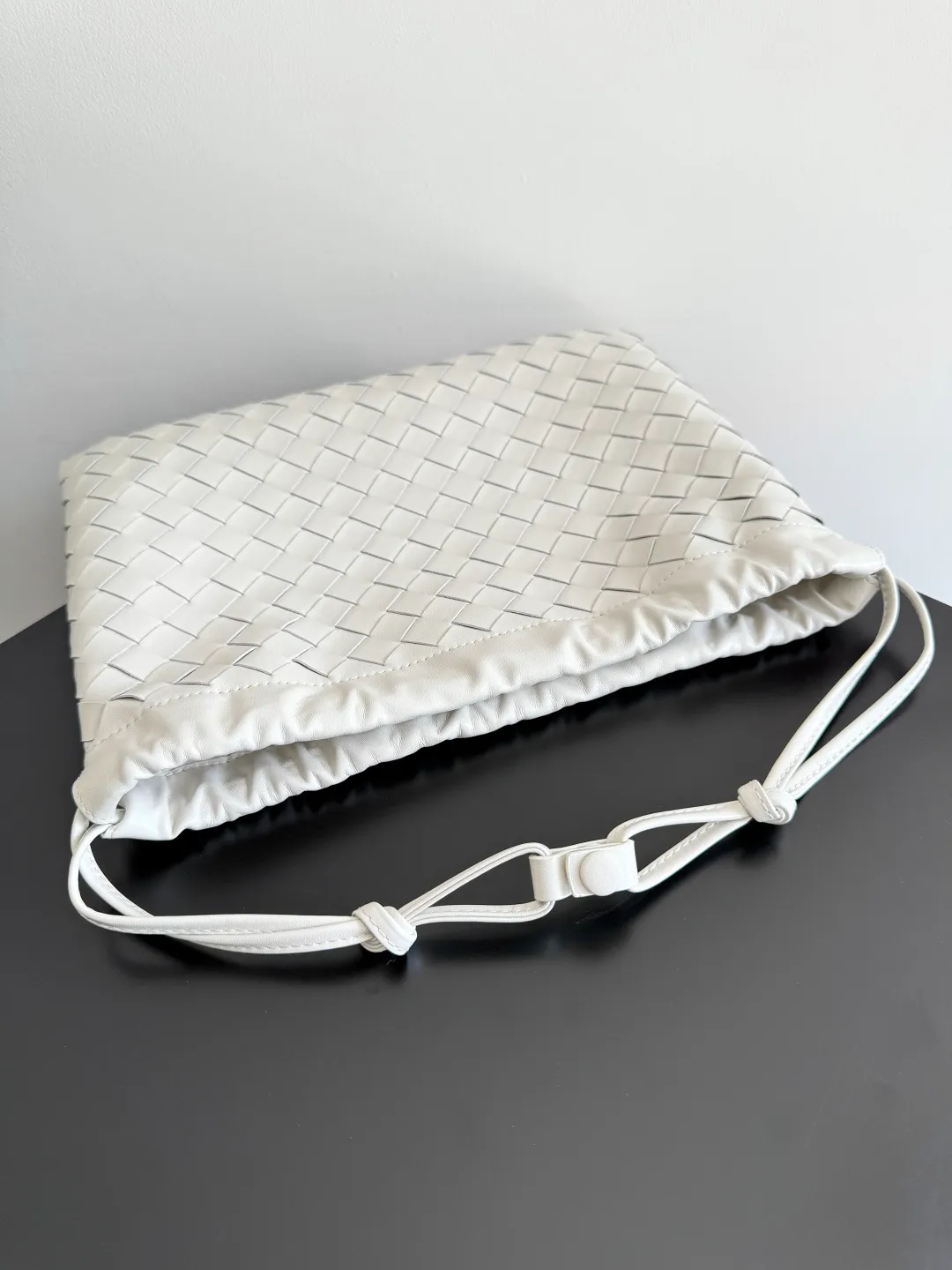 Batch 1560 Armpit bags have become a fashionable item that every girl has in their hands in recent years🛍️. The elegant and simple style has won the love of many people of different ages. However, there is an unavoidable trouble with armpit bags, that is, the capacity is too small, and BOTTEGA VENETA’s new Dustbag Considering people's travel needs, the capacity of garbage bags has been greatly upgraded. Folding umbrellas, water cups, and girls' makeup powder and lipstick can all be accommodated. It is very light and resistant to dirt. Even if you have a lot of things when traveling, it can reduce the burden to a certain extent. The shoulder straps are buckled and can be changed at will. It can be used for hand holding or as the liner of a large bag. After the drawstring is drawn, it looks like a cloud bag. It is very suitable for concave styling when traveling in summer🙋🏻‍♀️ Style number: 796728 Size: 32*23*1cm